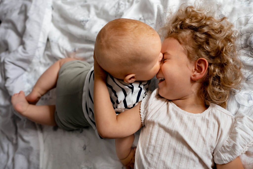 Familienmoment-Familienfotoshooting-Geschwisterfoto