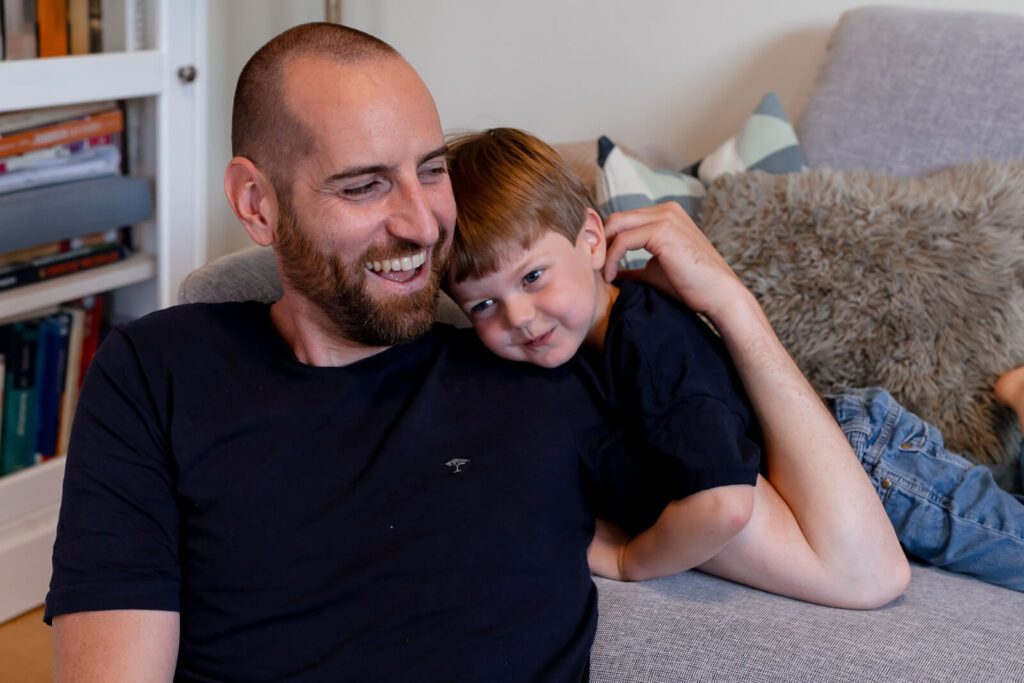 Familienmoment-Familienfotoshooting-Vater und Sohn