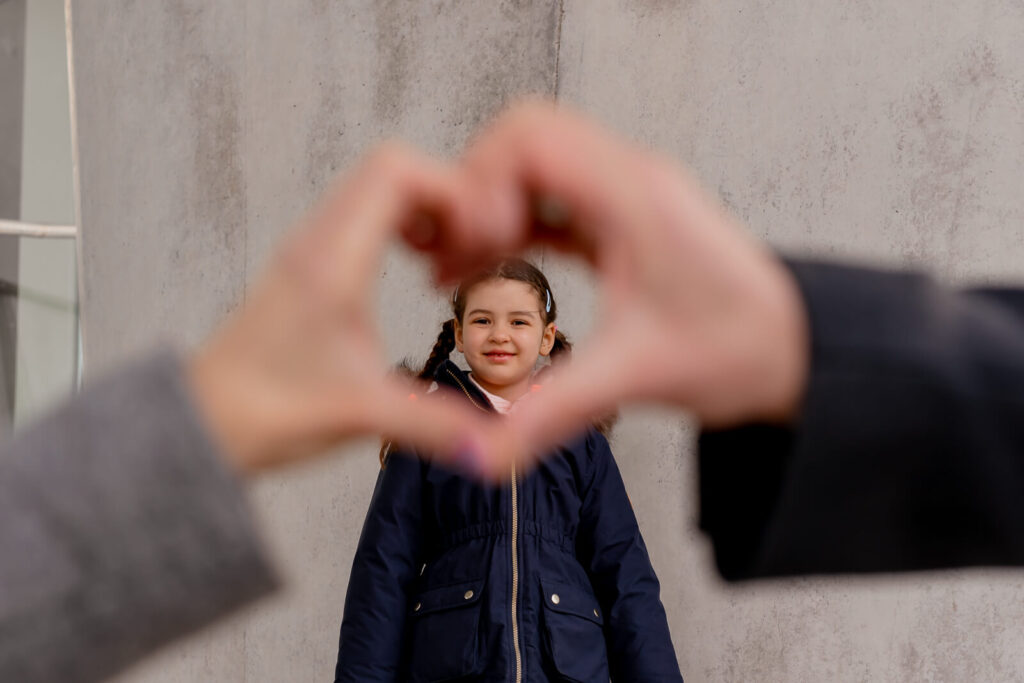 Familienfotograf-Hamburg-Hafencity-Herz-Liebe-Kinder-Outdoor-JOY