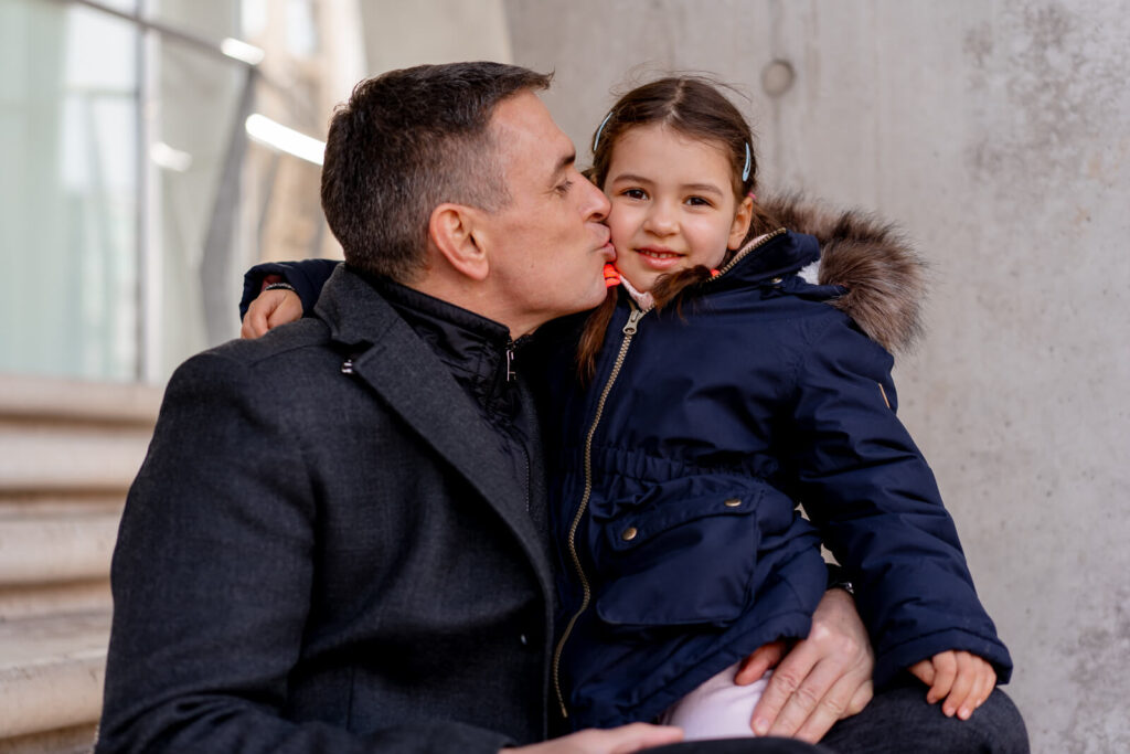 Familienfotograf-Hamburg-Hafencity-Vater-Tochter-Kuss-Sandtorkai-JOY